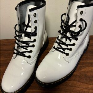 WHITE DOC MARTINS SIZE 9 WOMENS